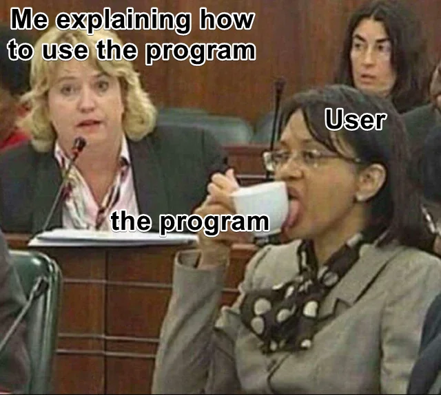 Meme: una donna al microfono, con la scritta "Me explaining how to use the program", guarda una seconda donna, etichettata "User", che lecca l'esterno di una tazza etichettata "the program"