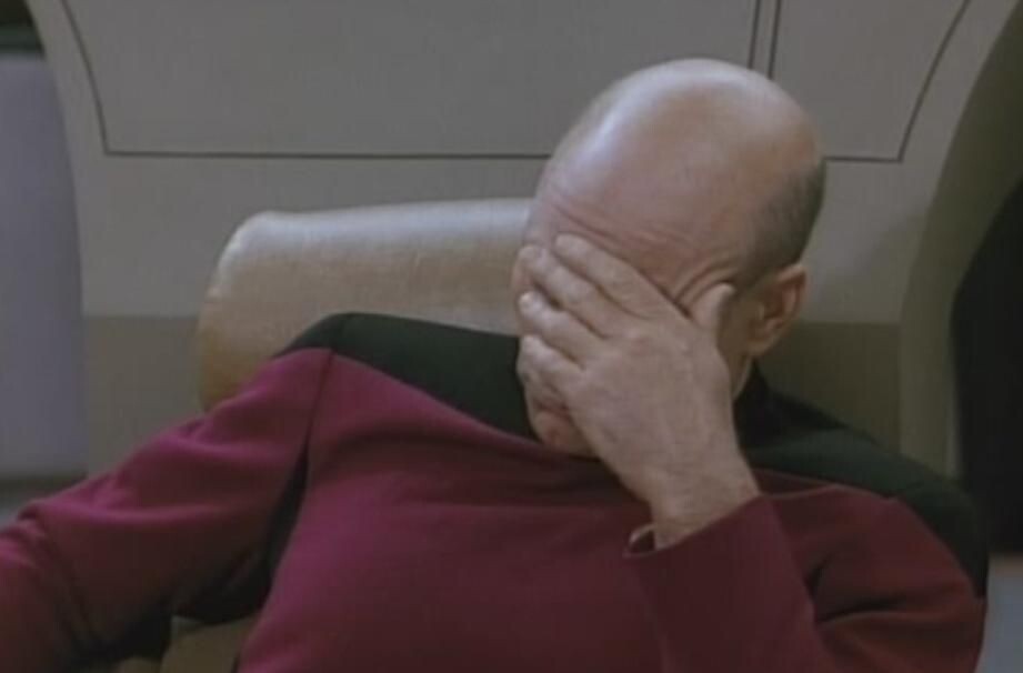Meme: il capitano Picard di Star Trek, seduto sulla sua poltrona sul ponte dell'Enterprise, si copre la faccia con una mano